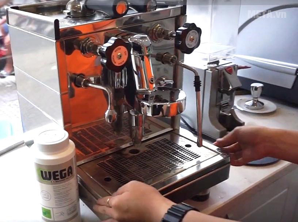 Vệ sinh khay chứa nước thải máy pha cà phê
