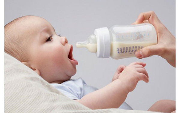 Trẻ 8 tháng tuổi nguồn dinh dưỡng chính vẫn là sữa, các bữa ăn cần chia nhỏ